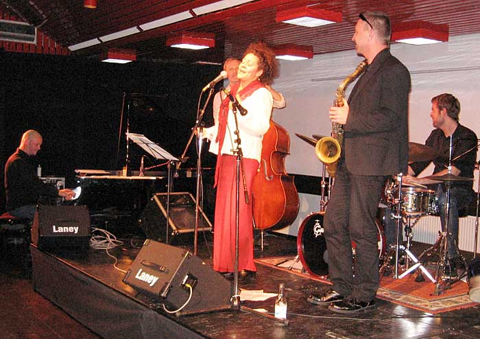 Olof Lvgren trio med Almaz Yebio